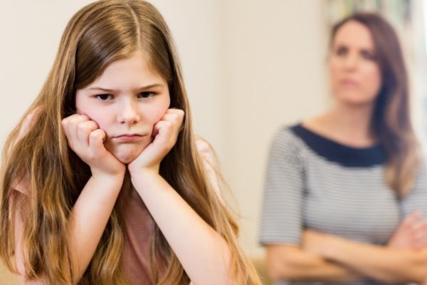 Mamá disciplinando a su hija intentando no afectar su autoestima