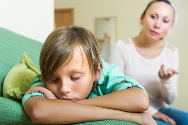 Mamá hablando con su hijo tratando de no poner etiquetas que afecten al niño.