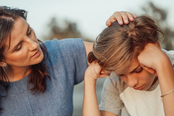 Mamá pidiendo disculpas a sus hijo por una equivocación